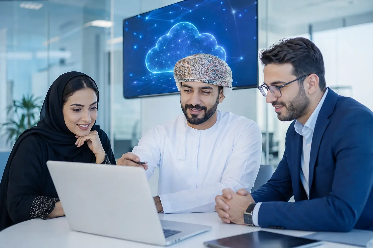 A Gulf business team collaborating on managed cloud technology